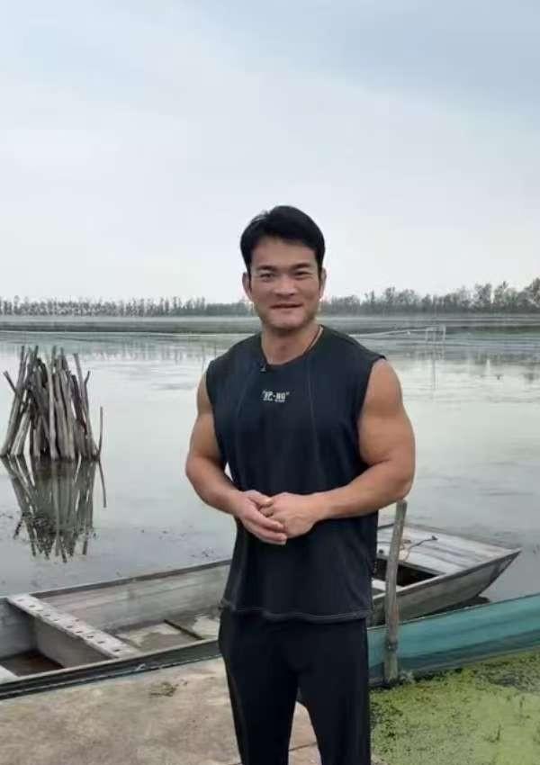 李维刚跑到宿迁包塘抓蟹赚了5千！“李赔光”翻身，全靠找对了靠山？谁能想到，“包