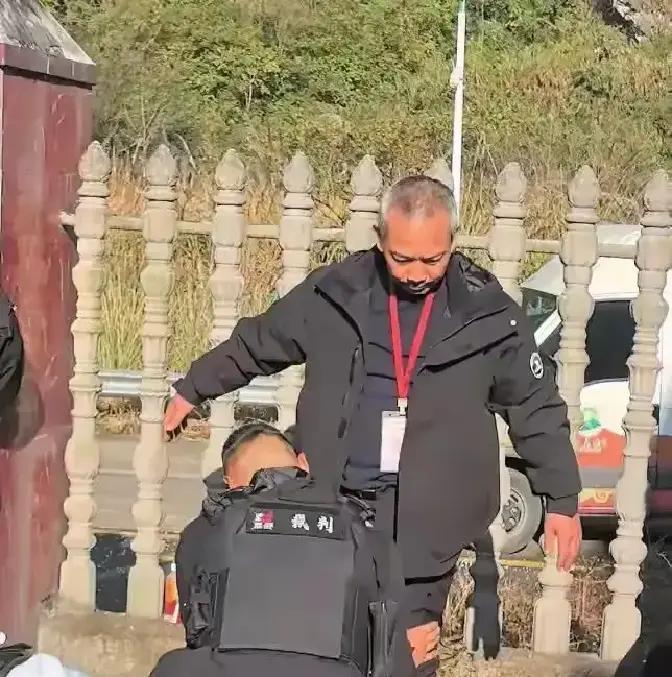 一觉睡醒，全网都知道了。昨晚23点，某档荒野求生真人秀在西北无人区录制。4