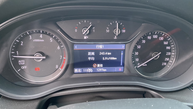 君威652高速真实油耗一过高速收费站，里程清零，下高速拍的照。这个油耗大家怎么