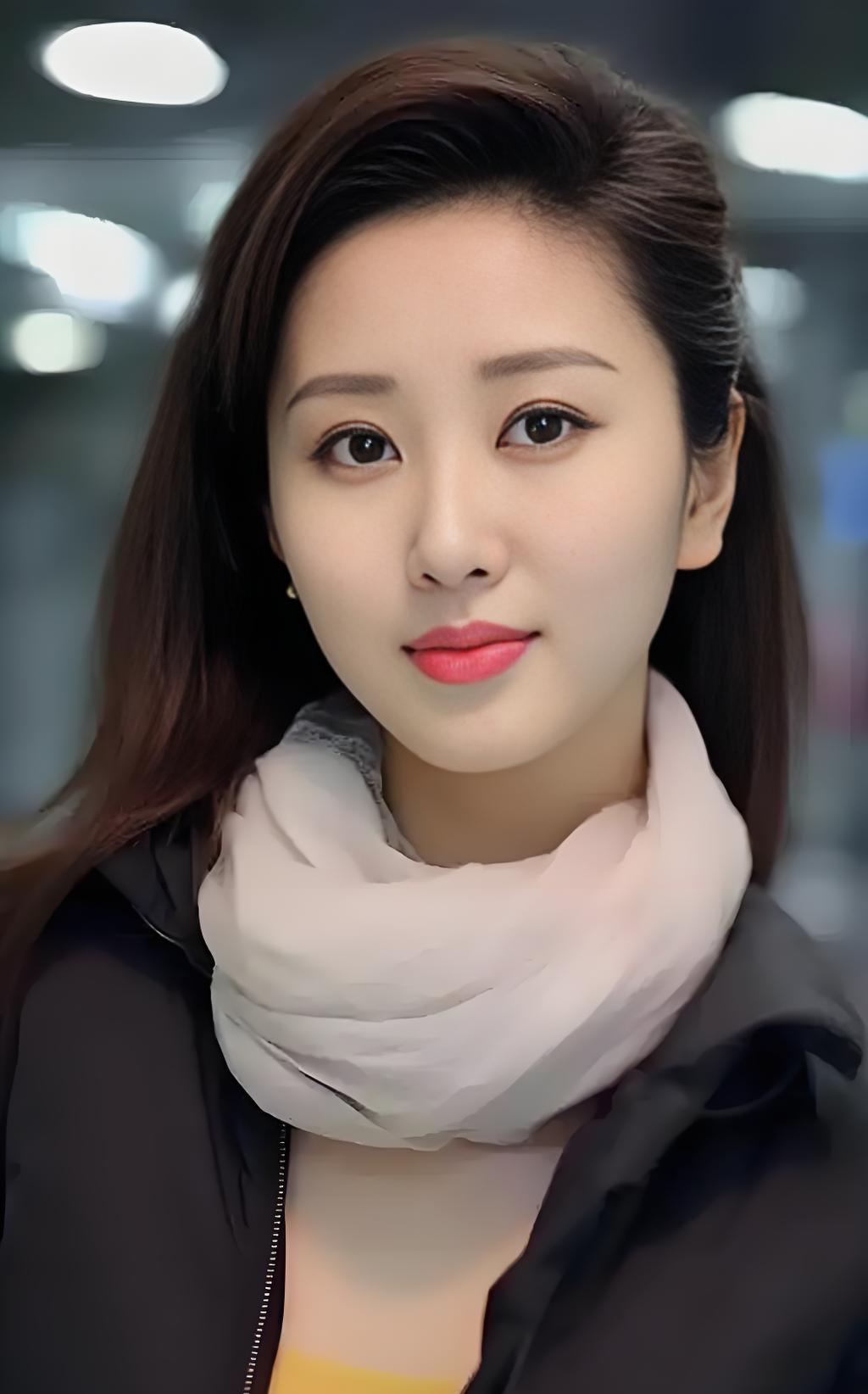两个都是本科毕业的青年人结婚了，他们都是同一个城市的人，双方都比较了解。婚后妻