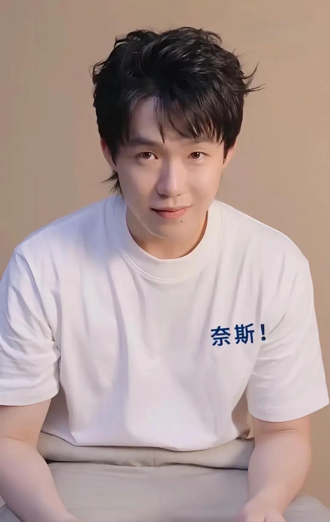 比赛的时候就发现头哥留了狼尾，果然[赞]这个狼尾小钦新发型很韩，好看哎[比心]