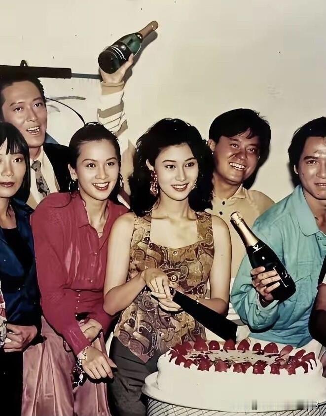 李嘉欣在当年确实是美人一个，在一群人里面很惹眼，她的发量是真多，这样的发型真洋气