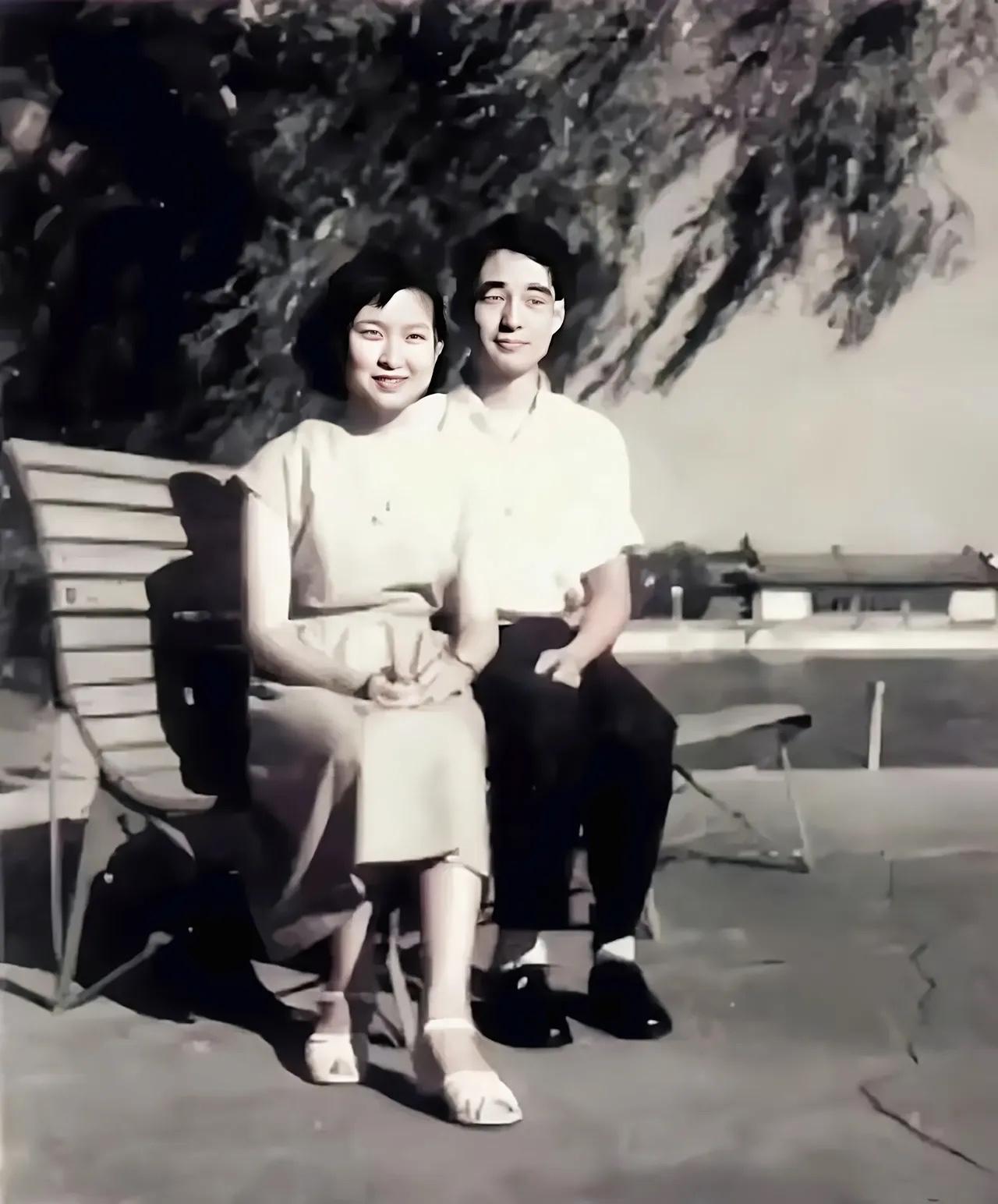 这是24岁的李敏和25岁孔令华的真实样貌，都看看吧，夫妻俩颜值非常的高，甜蜜的爱