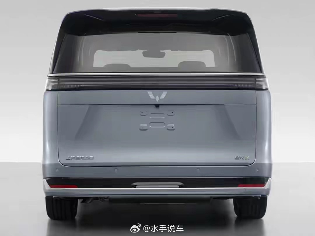 又一台国产大MPV来了！网传五菱星光M正在路上路试，从谍照能看出来这车块头是真不小。整体造型方方正正