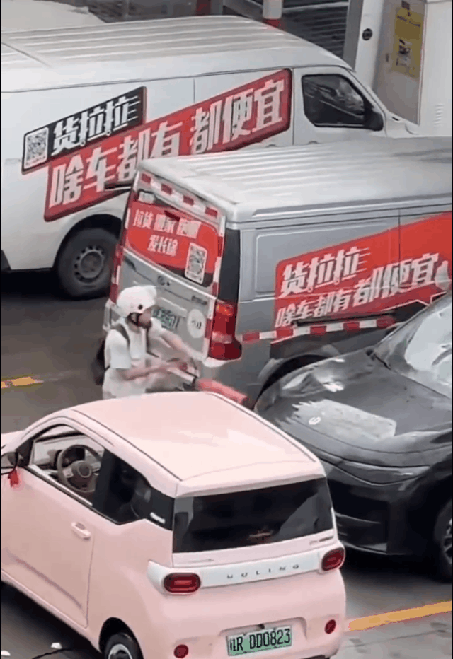 冲动是魔鬼啊，心态崩了怒砸别人车的事真的不可能干！何苦呢这是，这个充电站没有