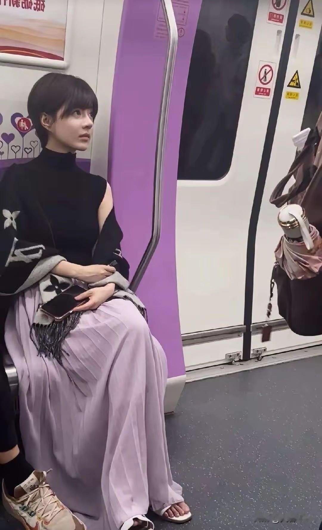 地铁里的颜值巅峰，谁见了都会多看几眼。