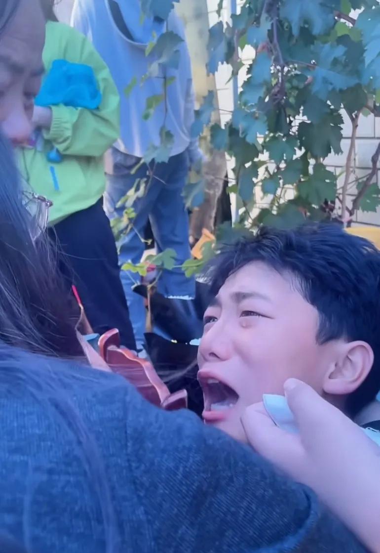 这孩子太可怜了，妈妈走了，爸爸也走了，他能不伤心难过吗？成孤儿了没经历过的根本