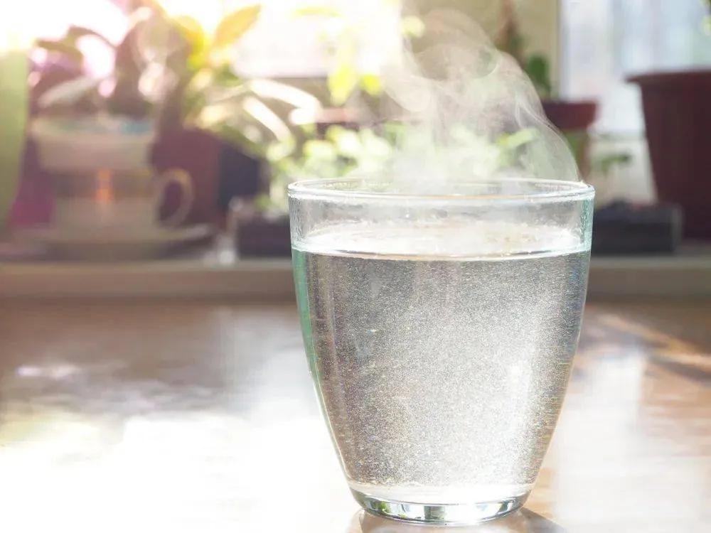 早上起来需要喝水吗？晨起喝水：科学的习惯与正确的做法早晨起床后喝水是被