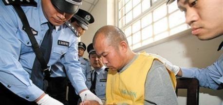 2005年，一个叫王书金的重犯突然自认是真凶。他连作案地点都能说对，公众炸了锅：