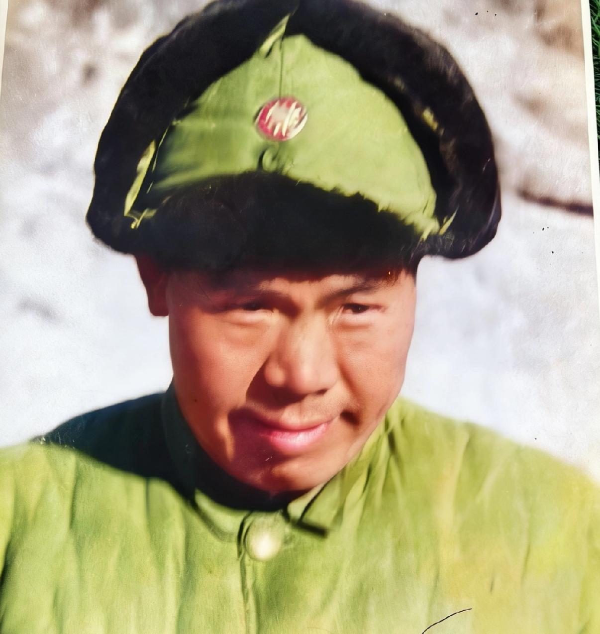 1948年，郭跻堂被俘时，一张罕见的留影，照片中的他穿着一件军装，面无表情，别看