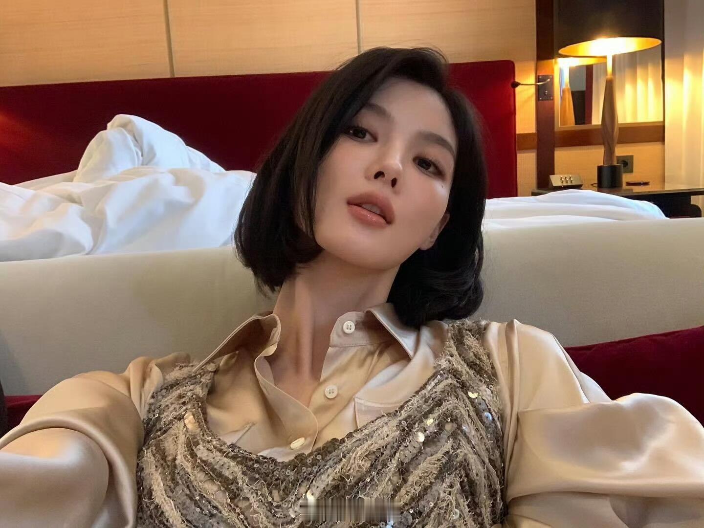 金裕贞更新🤩妹宝剪短发好有气质！一条来自金裕贞凌晨的更新，正在米兰参加时装周的