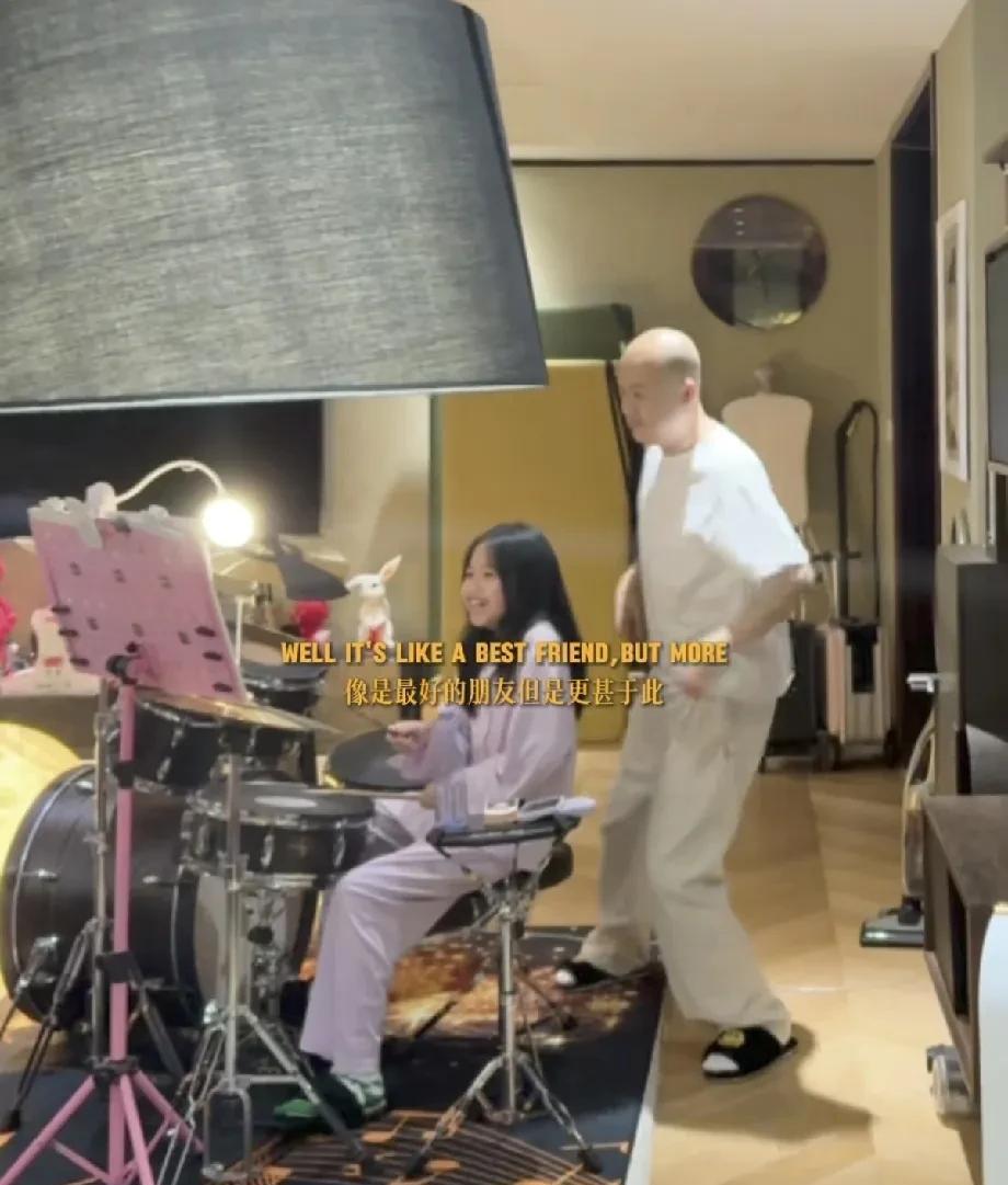 今天吃520的狗粮，还吃到包贝尔和包文婧这儿了！就在今天，他们官宣二胎出生，晒出