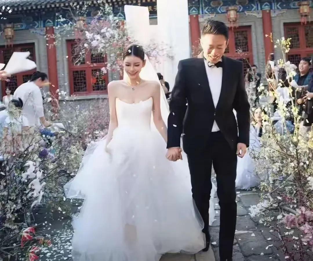 大S妈妈不忍了，控诉汪小菲赖账不还，要求马筱梅卖车抵债！5月19日，知名娱记在