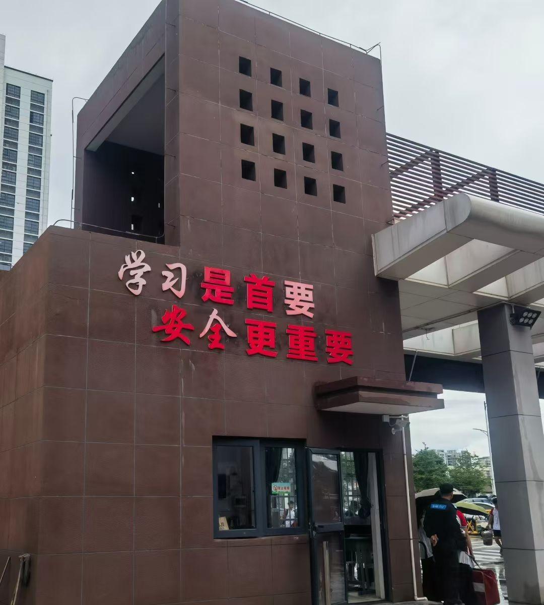 现在反腐败真的太严格了，任何公职人员都在纪委的监督之下，上到省部级甚至更高的领导