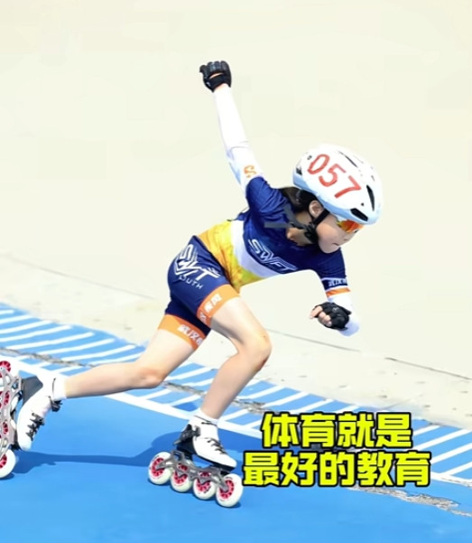 这女孩火到人民日报了！近日，武汉一7岁女孩参加轮滑比赛，刚起跑就摔倒，瞬间成了倒