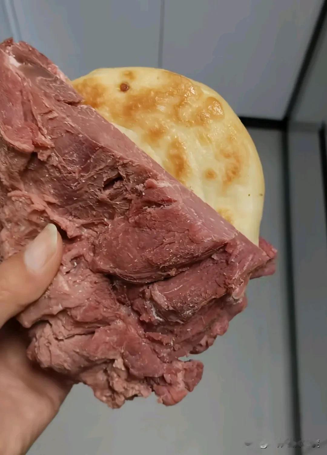 这应该就是全网Z真实的肉夹馍了，据说在春秋战国时代就是这样，只是后人做着做着就改