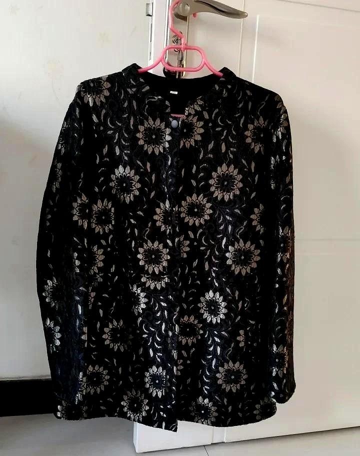 我脑袋进水了吗？当初怎么就花130多买了这么一件衣服？5年了，在衣柜里一次也