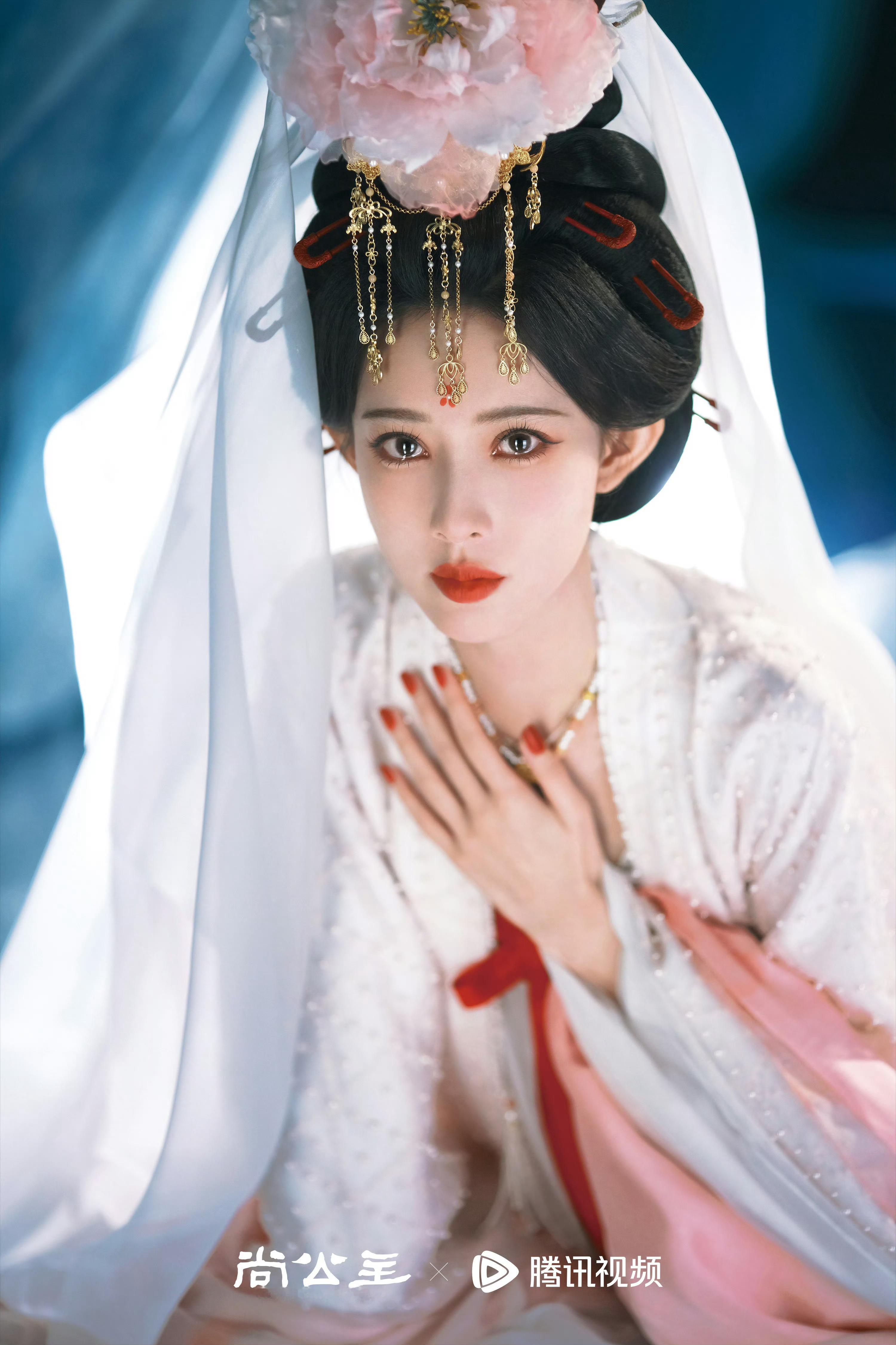 说真的，你们能get她的古装吗？五官明明够艳了，《尚公主》妆还这么重…这剧照拍得