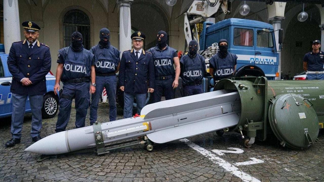 想象一下，你是一名正在突击搜查黑帮武器库的警察。你原本预期会发现AK步枪、手枪、
