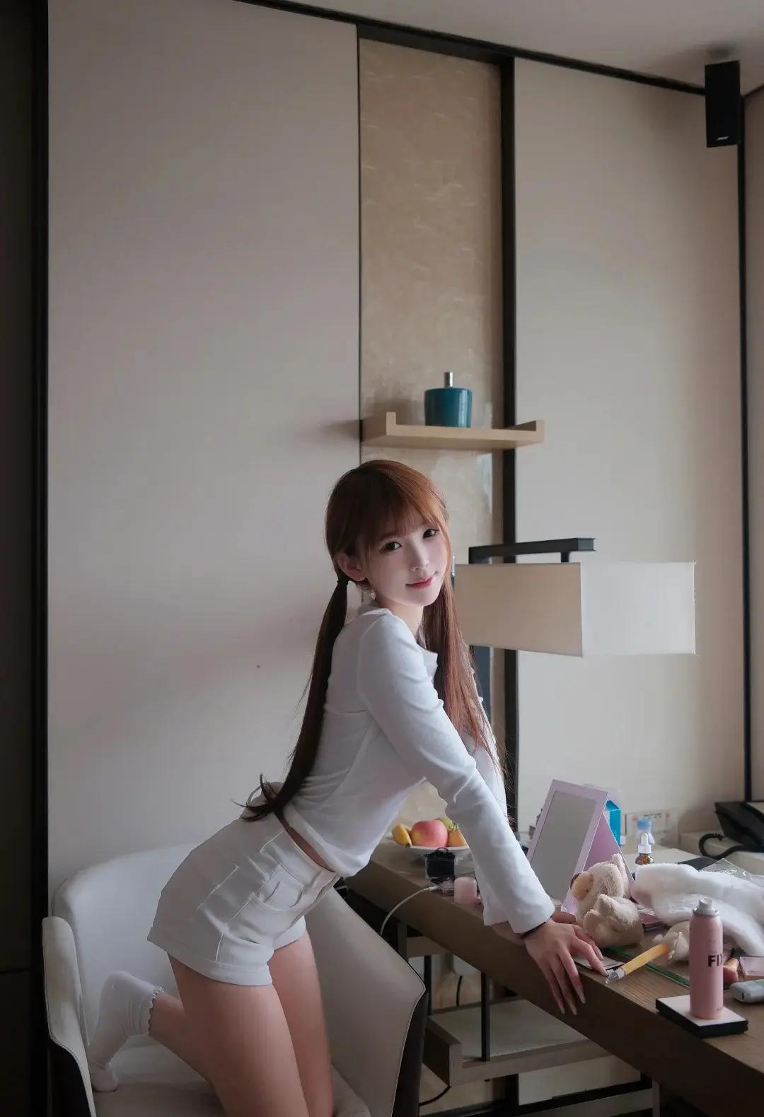 核心亮点：这组居家写真以纯白修身穿搭为基底，搭配双马尾、软萌玩偶、水果等少女感道