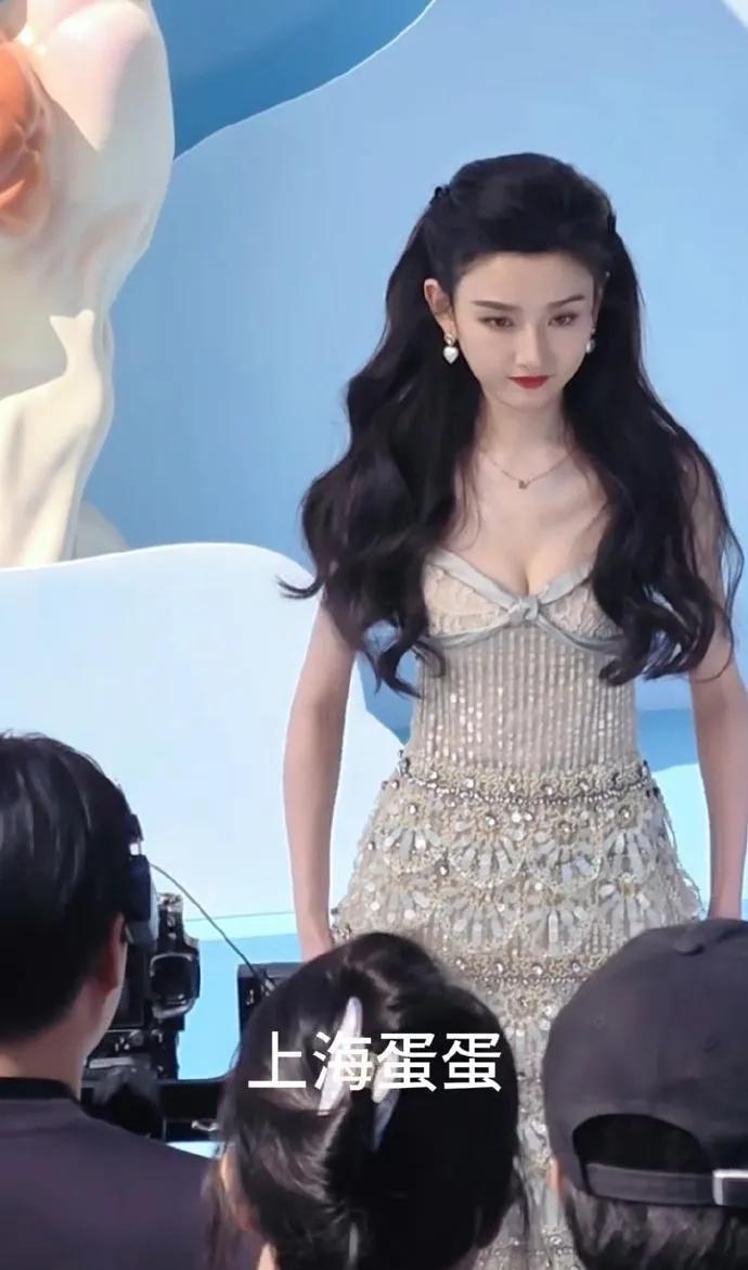 宋祖儿杀疯了！亮片裙+大波浪，甜妹变御姐，这身材和颜值太能打了✨宋祖儿生图