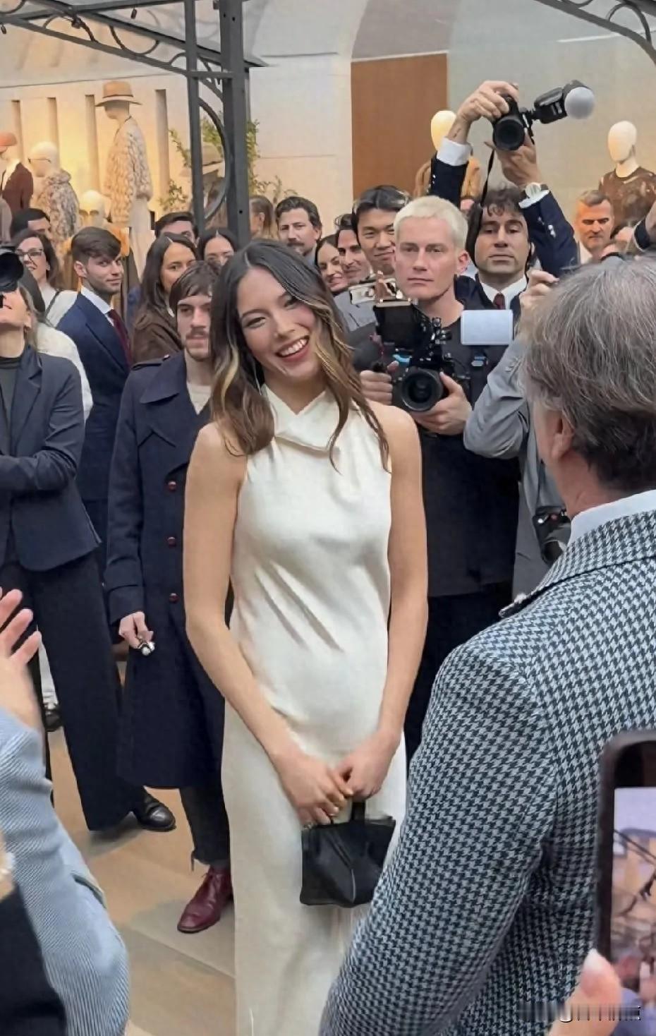 谷爱凌刚拿下米兰冬奥金牌，转头就去走米兰秀，不是玩票，是早安排好的事。她妈在后