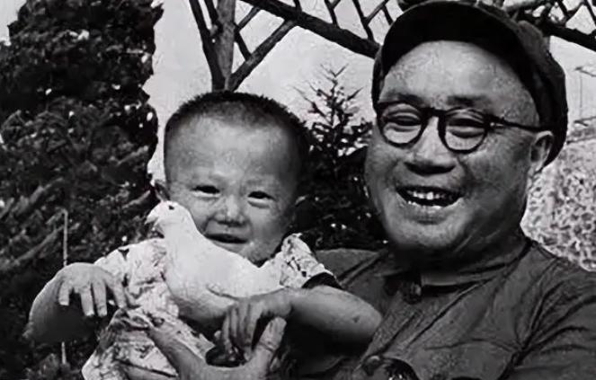 1945年深夜，一男子爬进了延安保育院的窑洞。突然，他拿出锋利的匕首，残忍地在