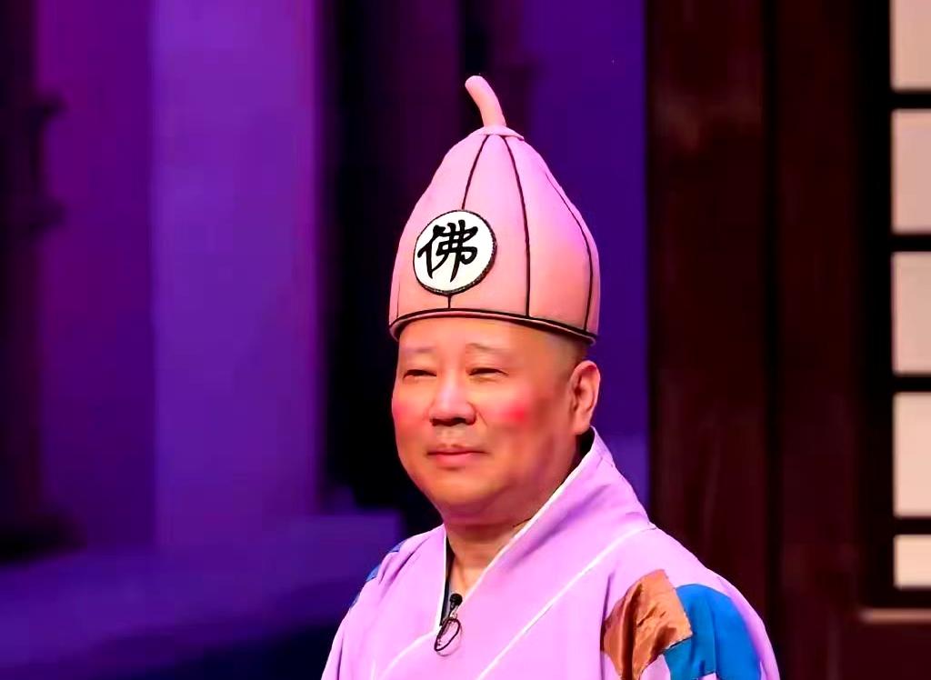 2013年，北京电视台台长王晓东病逝，追悼会前夕，郭德纲在社交平台发布一首打油诗