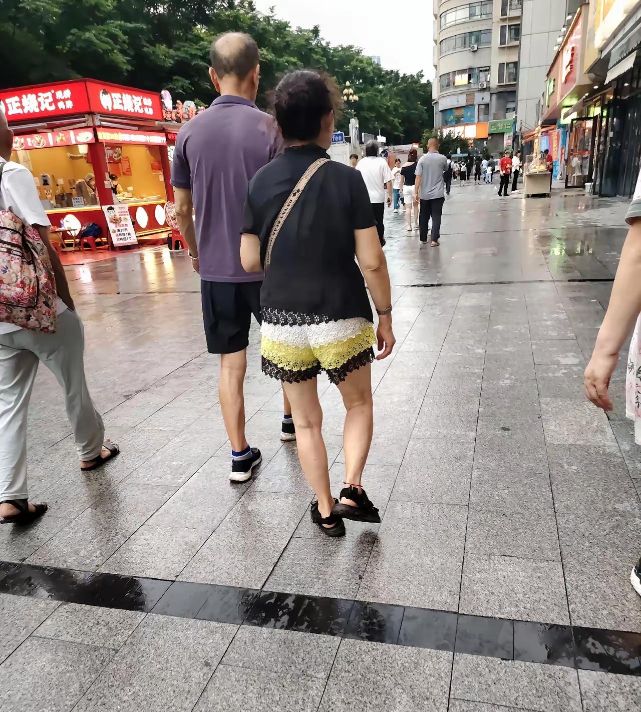 上了年纪这样的穿衣服，我觉得实在是不妥。可以穿七分裤或者是九分裤，这样的穿搭有