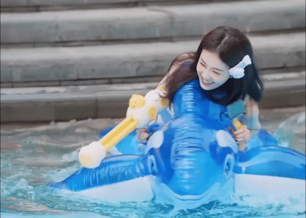 白鹿爱笑、开朗的个性超级有感染力，敬业又可爱，每一季跑男都会被她重新圈一次粉，作