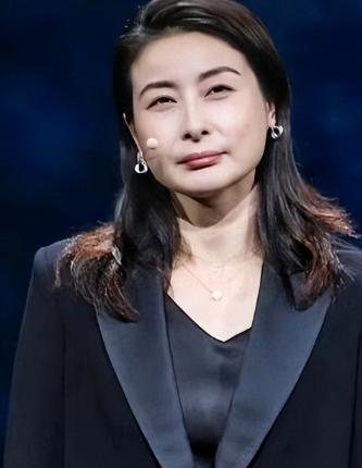 郭晶晶此刻心情，估计比吃了苍蝇还难受。她怎么也没想到，自己只是因为工作太忙，没参