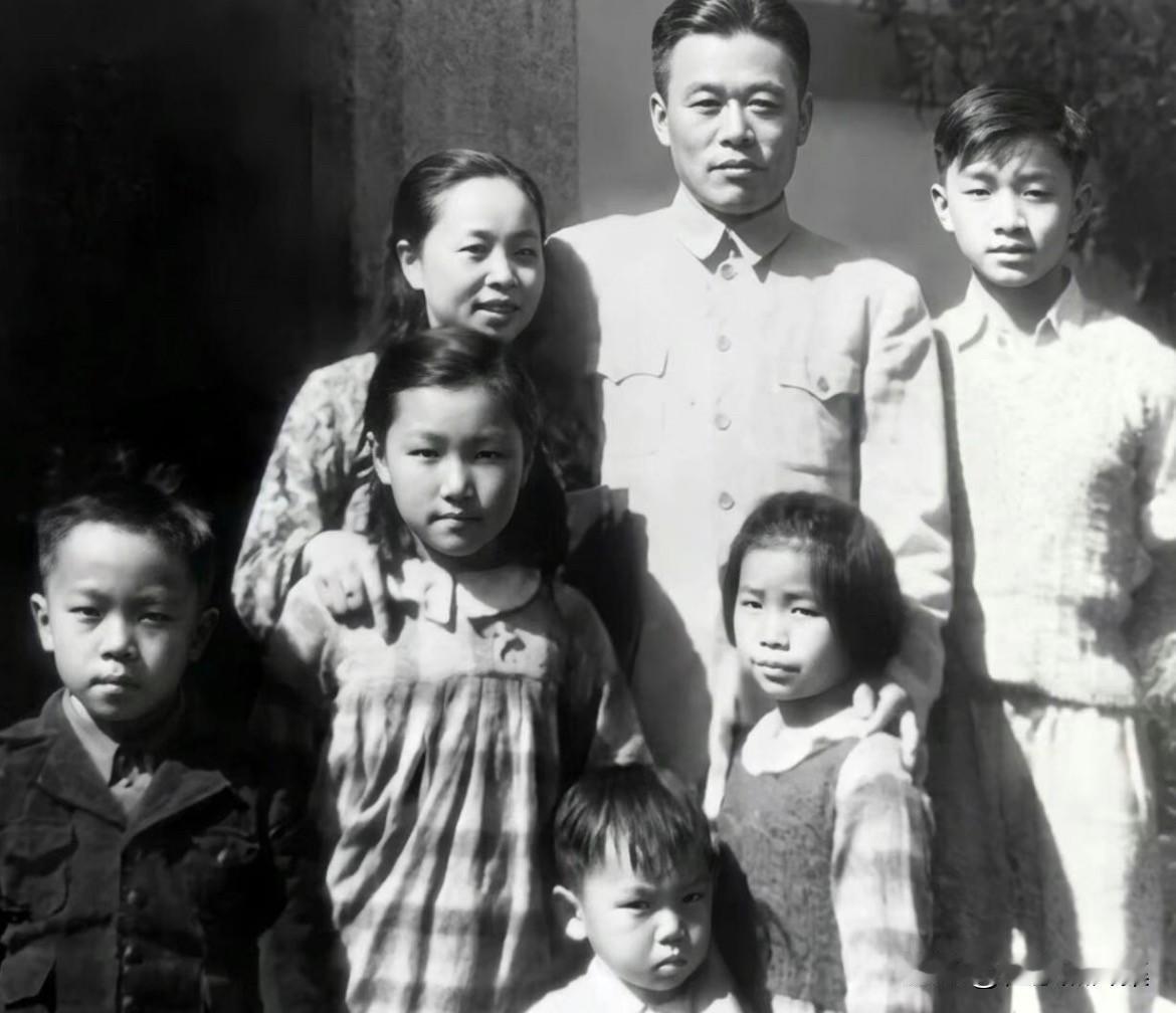 1945年，抗战将领邱清泉和妻子叶蕤君及子女的合影，1949年1月10日在陈官庄