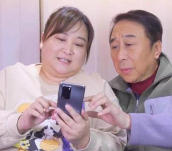 有一回，贾玲拨通了冯巩的电话，说道：“师父，我拍电影呢，想请您客串一下，给您30