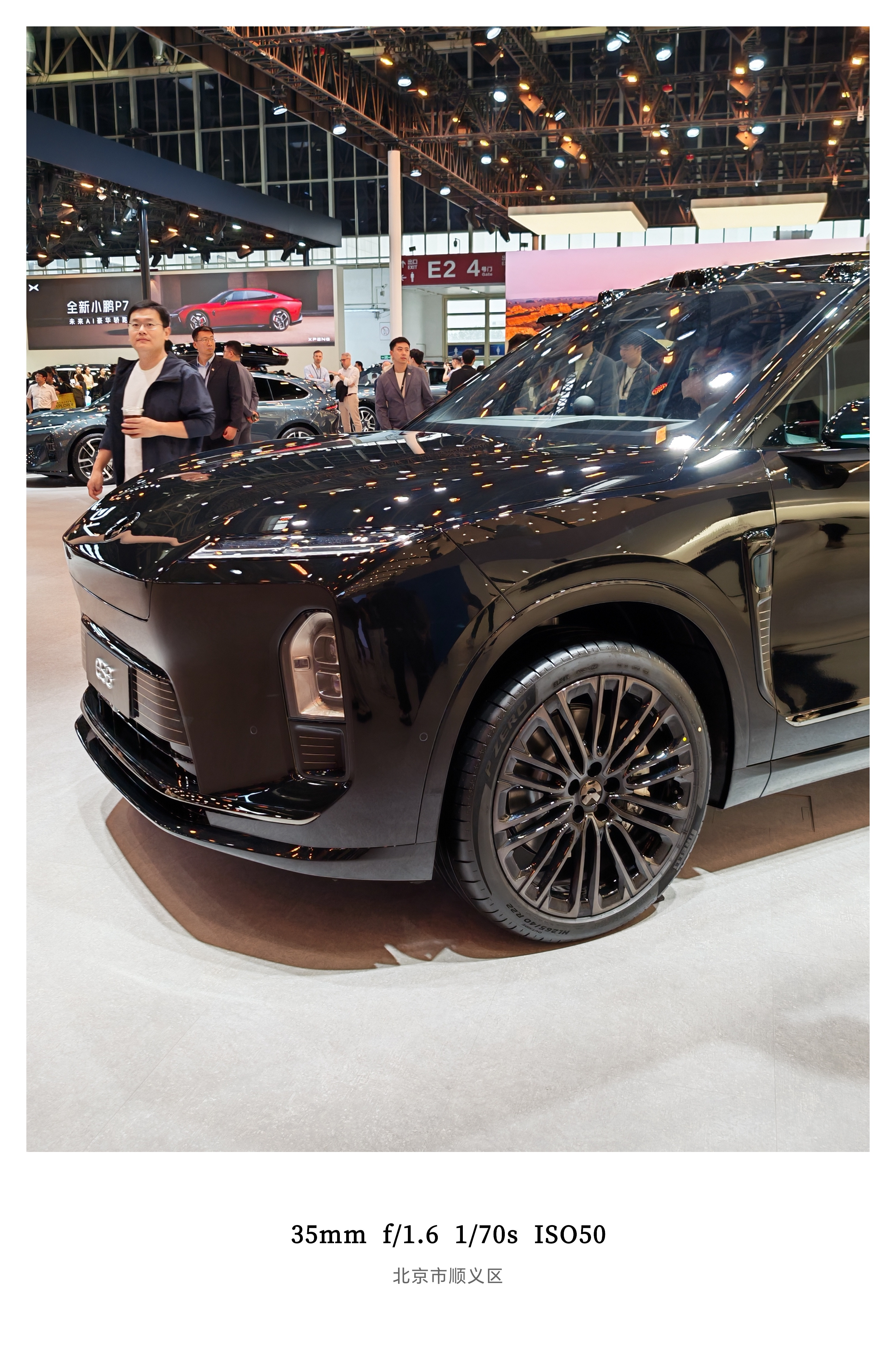 2026北京车展蔚来全新ES8带来了玄金特别版，专属极夜黑车身搭配黑铬套件，22