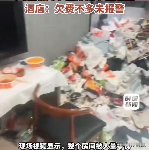 四川成都，一对00后小情侣感情好的很，为了每天能腻歪就去酒店里长期同居，私密生活