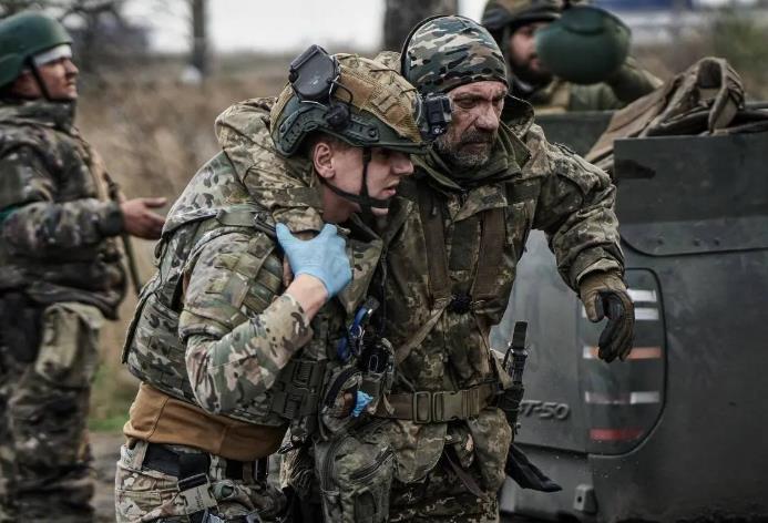 美军官员称乌克兰采用“猪突”战术，乌军的损失是俄罗斯的十倍。美国陆军军