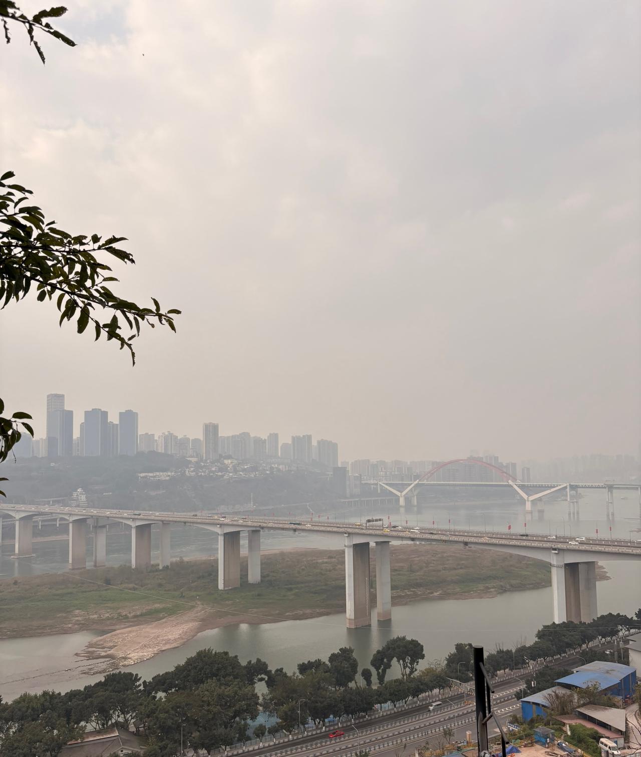 今天来谈一谈睡眠的话题。昨天在公司里面闲聊的时候，聊到一个让我比较惊讶的现象