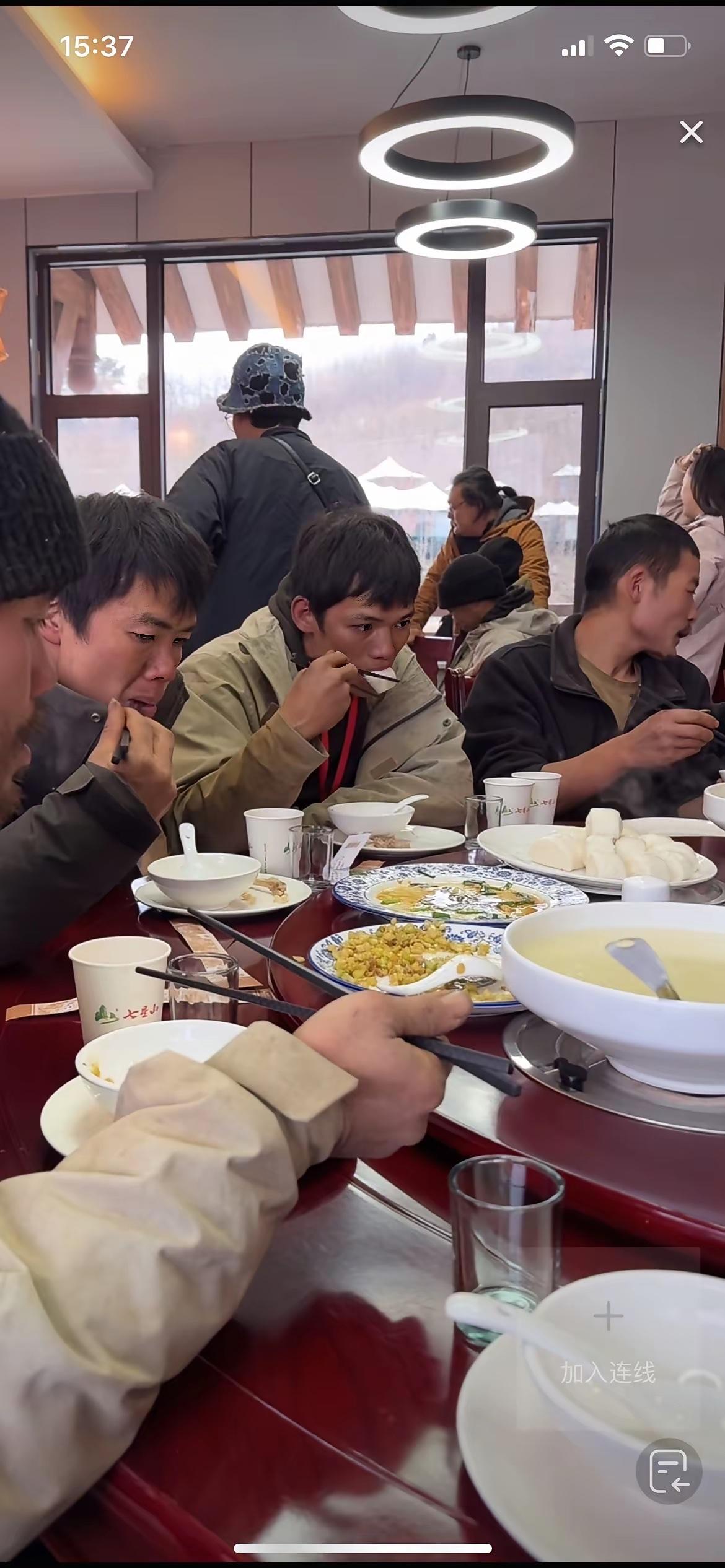 荒野求生整体晋级，目前全体参赛者进入休整状态！许多网友调侃他们休整的伙食还不如山