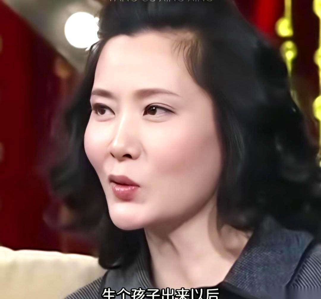 生个孩子，能得罪一屋子亲戚朋友。我跟你讲，这事儿一点不夸张。何赛飞当年就这么干