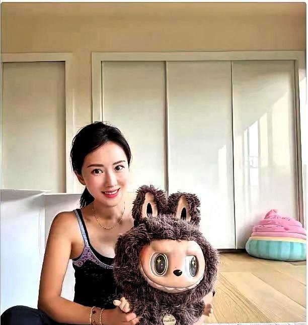 李念晒出的Labubu潮玩真是闪瞎眼！随便一个限量款就顶普通人一套房的首付，果然