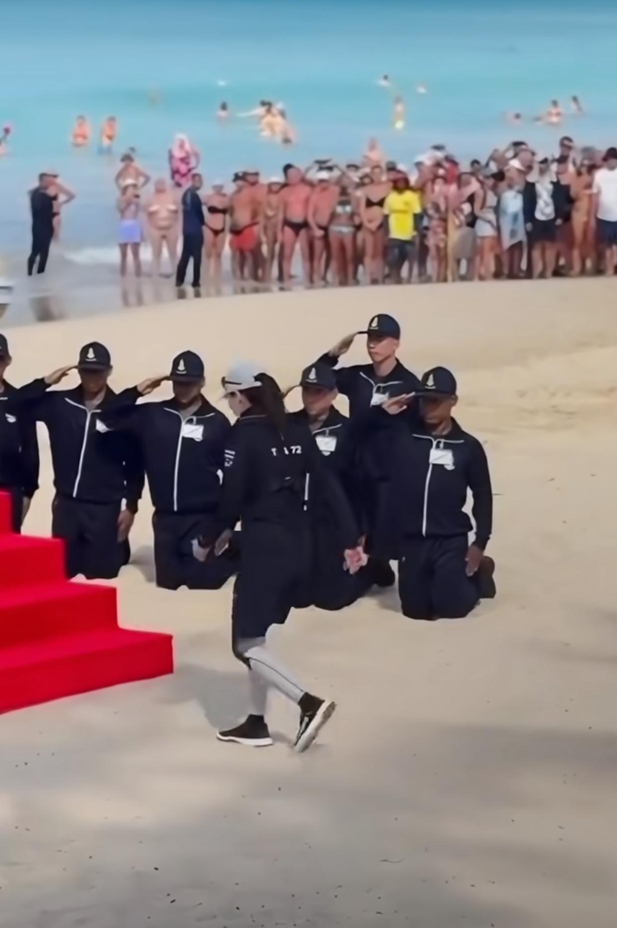 泰国人对待国王如神那样拜，万一有刺客暗杀他，他的警卫都跪着，怎么保护他呀？真