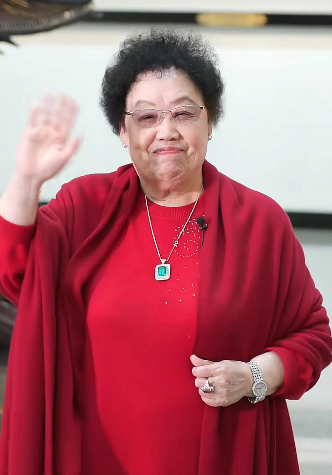 这是陈丽华最后公开露面的画面，在今年的2月10日，离过年还有7天的时间。 自