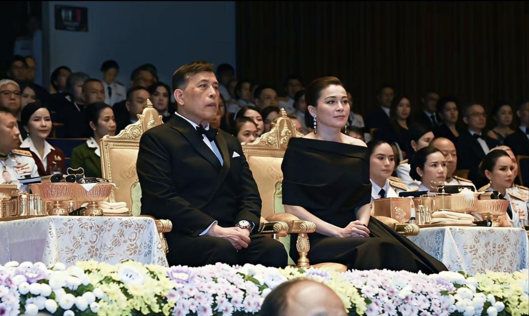 苏提达王后真不愧是一囯王后，只要是大型公务，必然是她伴驾。这不苏提达王后又陪伴着