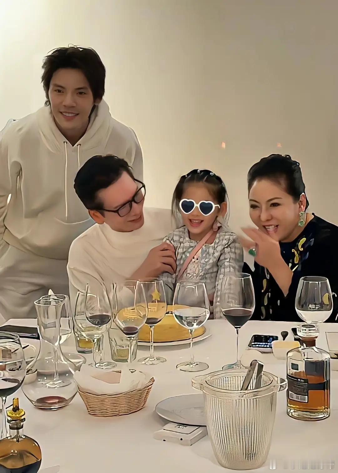 向华强到台北看孙女被亲家偷拍，比郭碧婷爸爸大八岁显年轻有脱发！