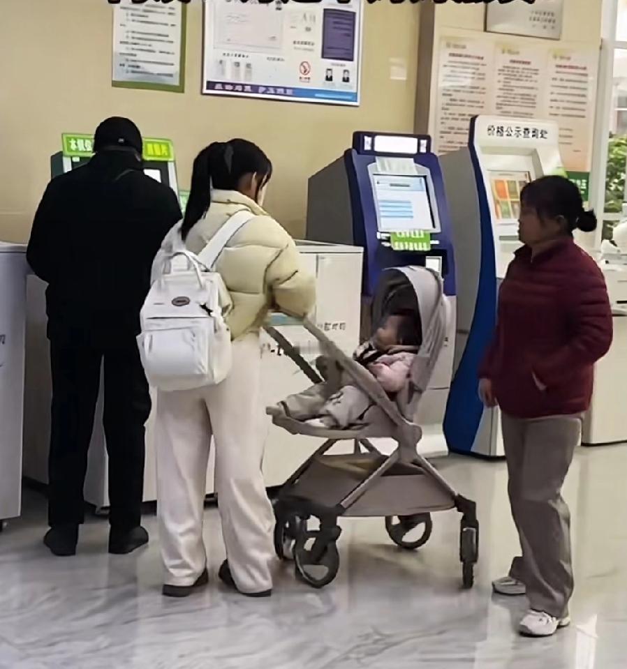 “看你家孩子可爱，摸一下都不行，太小气了吧！”在医院陌生人过来要摸躺在婴儿车里的