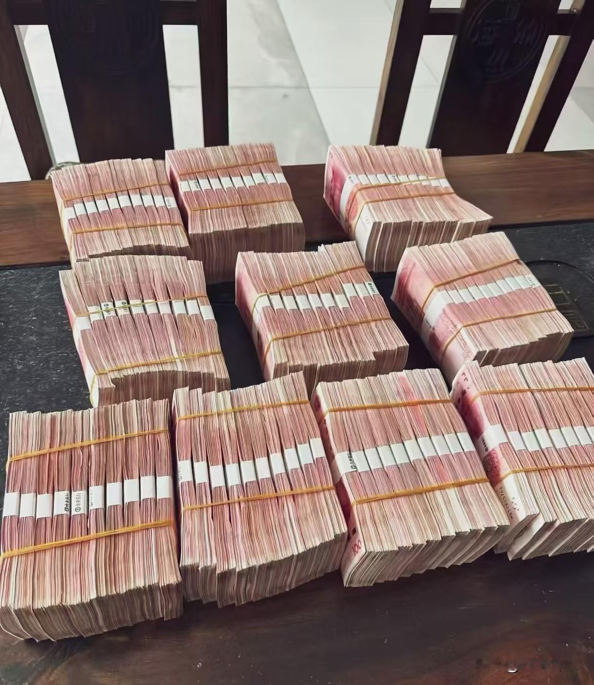 奉劝大家一句，手里攒了二三百万的，千万别想着去投资开店整副业，尤其是这黄金
