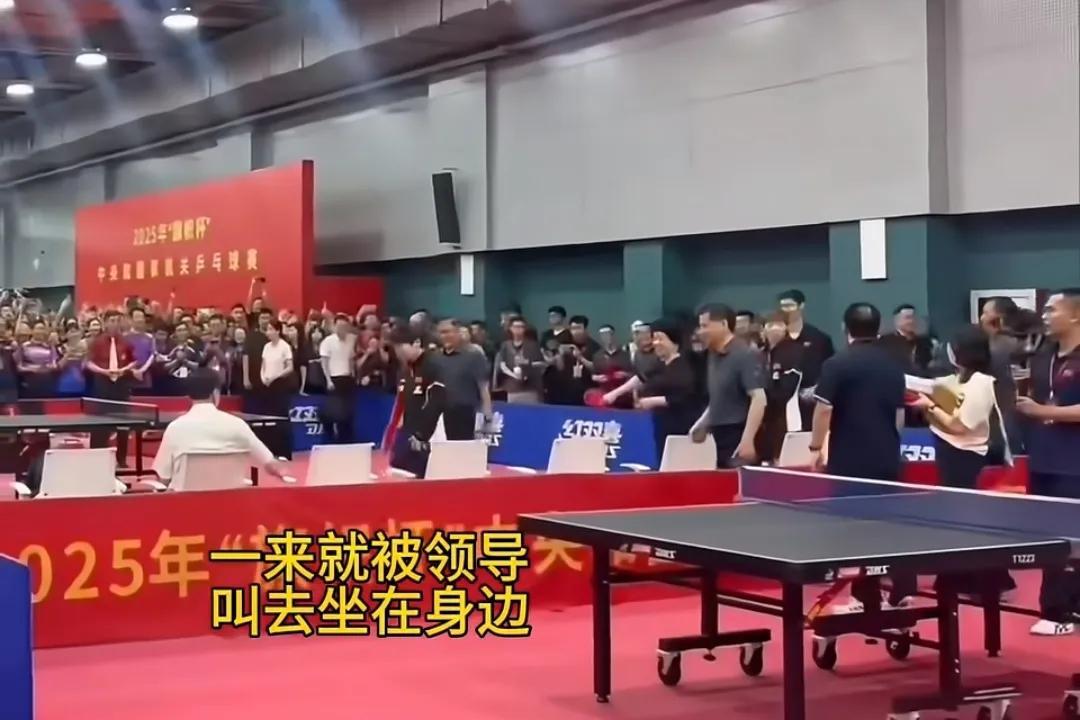 哈哈，这里被拍成偶像剧了。各种小细节啊。哈哈，一会儿豆包就上台表现才艺了。刚