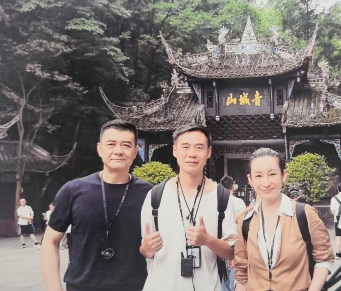 48岁秦海璐和老公王新军在都江堰旅游被偶遇，夫妻俩的状态非常好，穿衣打扮低调接地