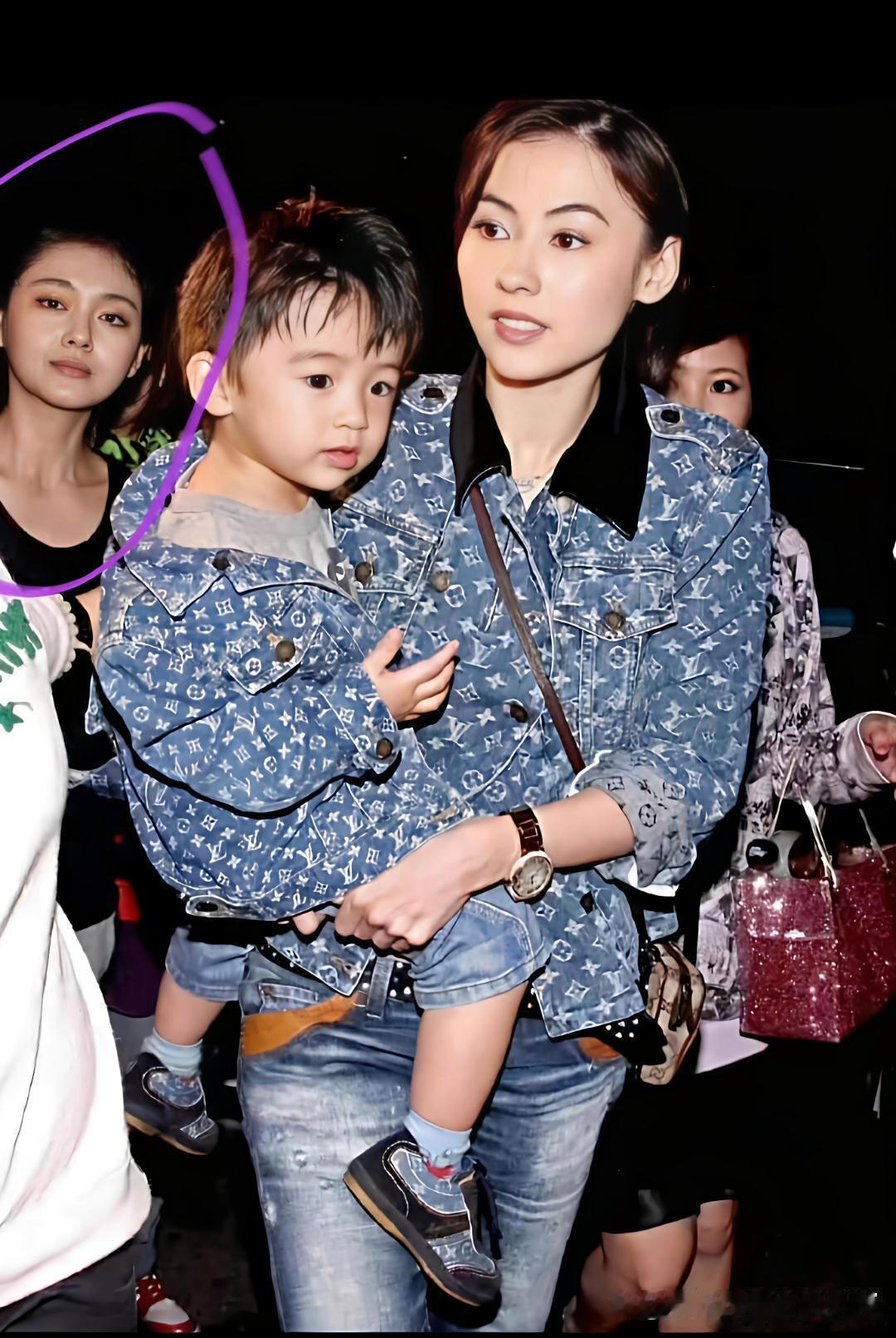 当年张柏芝抱着lucas后面居然是大s