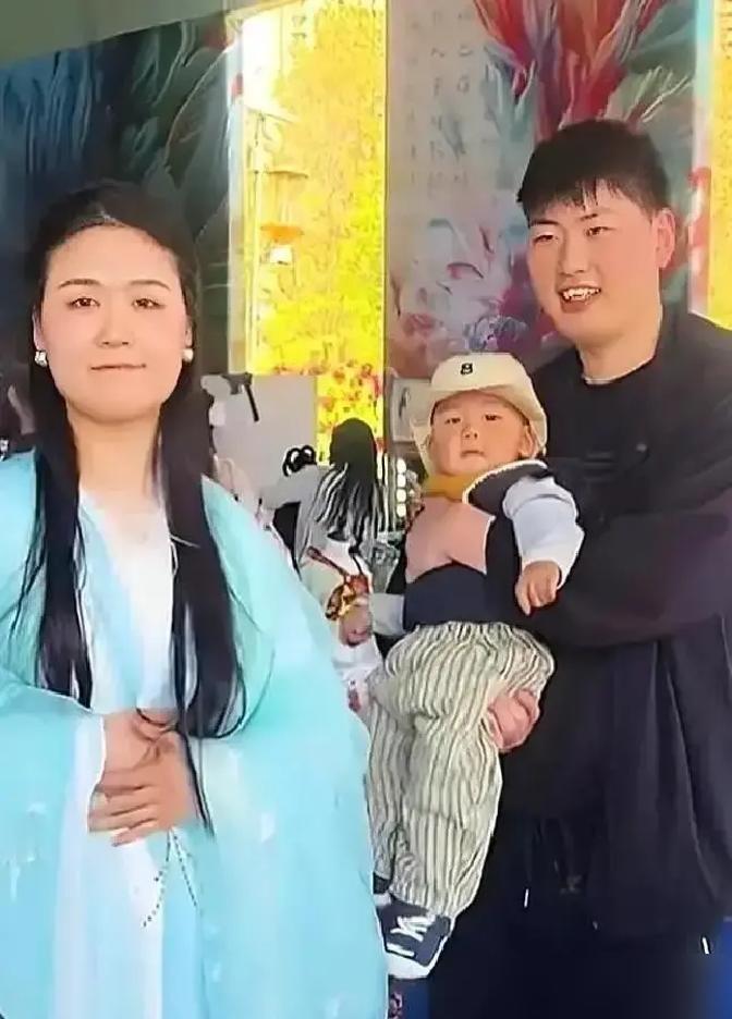 朱小伟昨晚又开直播卖地瓜，镜头里他盯着提词器憋半天，蹦出一句“这地瓜五斤十九块九